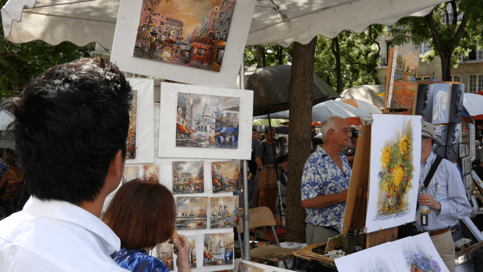 Hiro looking at painters in Montmartre